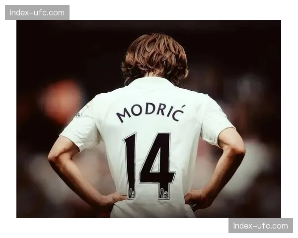 更衣室领袖：镜头下的莫德里奇如何在欧冠赛前激励年轻的皇马队友。