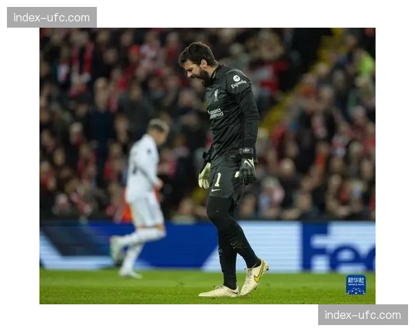 当维尼修斯打入扳平进球后，伯纳乌看台瞬间爆发出的声浪