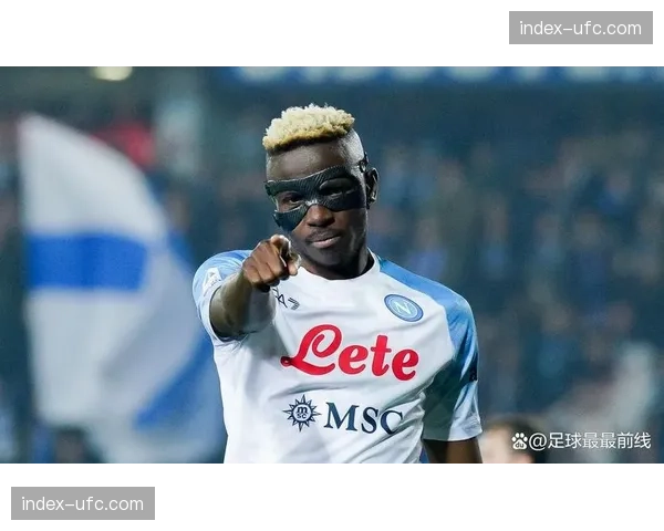 特写：在尼日利亚拉各斯的体育酒吧，当地球迷为巴黎圣日耳曼的法国国脚欢呼