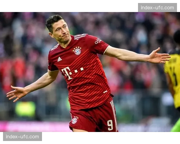 特写：34岁的莱万多夫斯基面对老东家拜仁打入关键进球后的复杂情绪