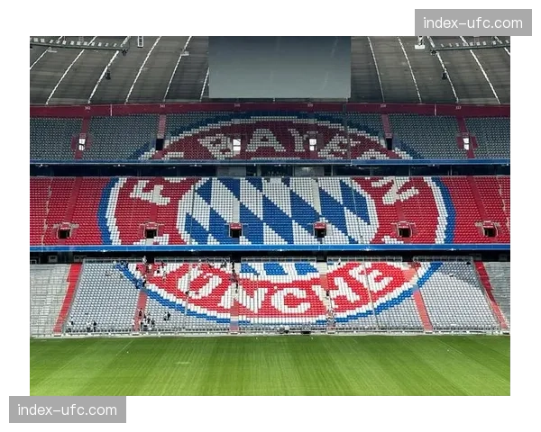 安联球场爆满，拜仁球迷高唱助威歌曲营造恐怖主场氛围